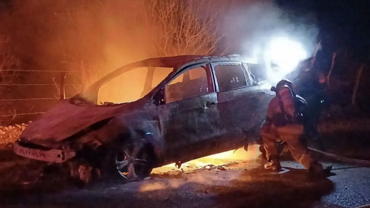 Código Rojo en Ciudad Obregón: Voraz incendio consume vehículo y moviliza a los Bomberos