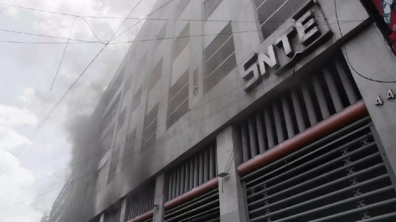 Vandaliza la CNTE instalaciones del SNTE, ocasionaron destrozos e incendios en CDMX