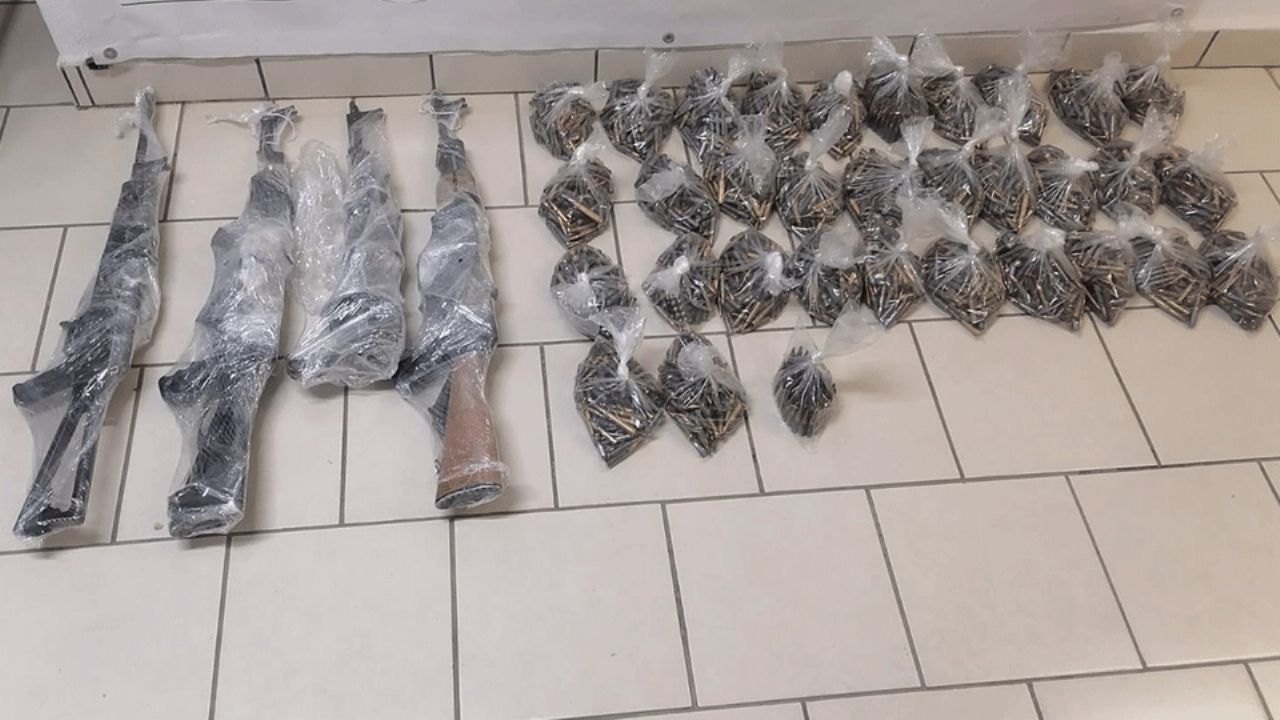 Autoridades incautan armamento, droga y vehículos robados durante operativo en Cananea