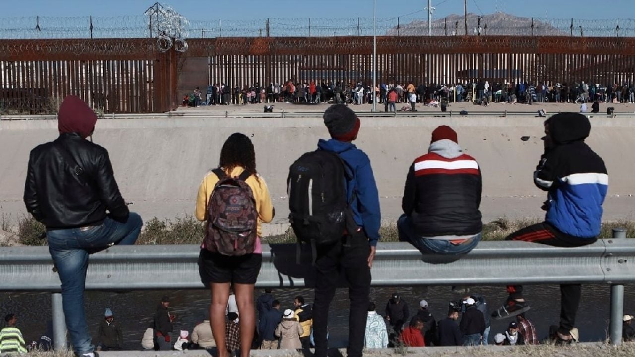 Acusan de delitos graves a migrantes detenidos en redadas masivas, DHS publica listado