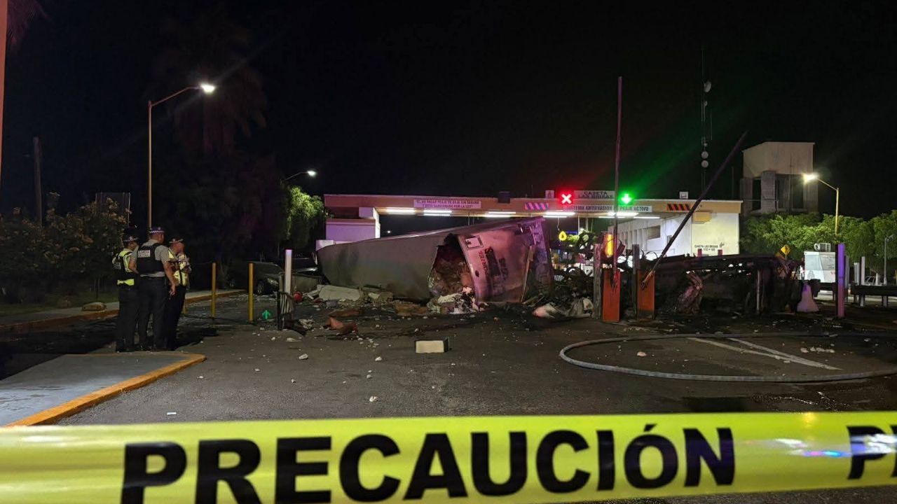 Tráiler se impacta y se incendia en caseta de Angostura, Sinaloa; confirman 3 muertos