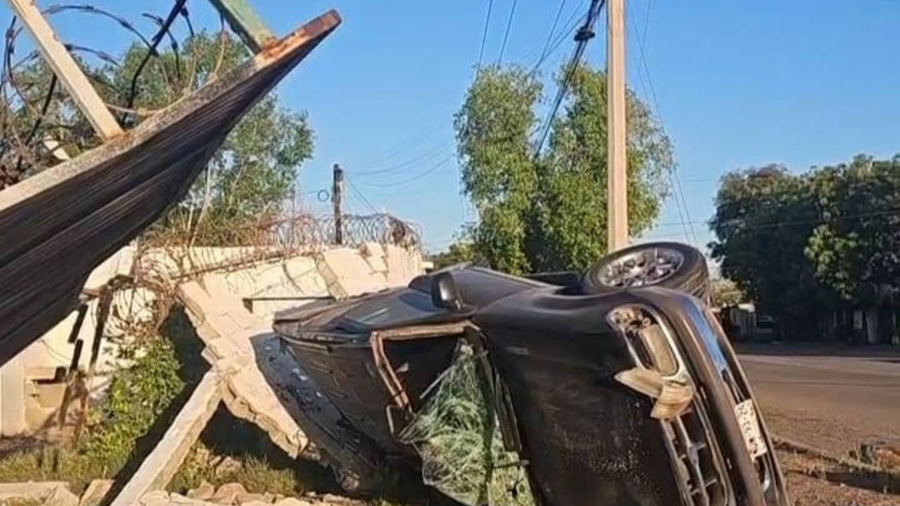 Fuerte accidente en Ciudad Obregón: Mujer derriba una barda con su auto y termina en el hospital