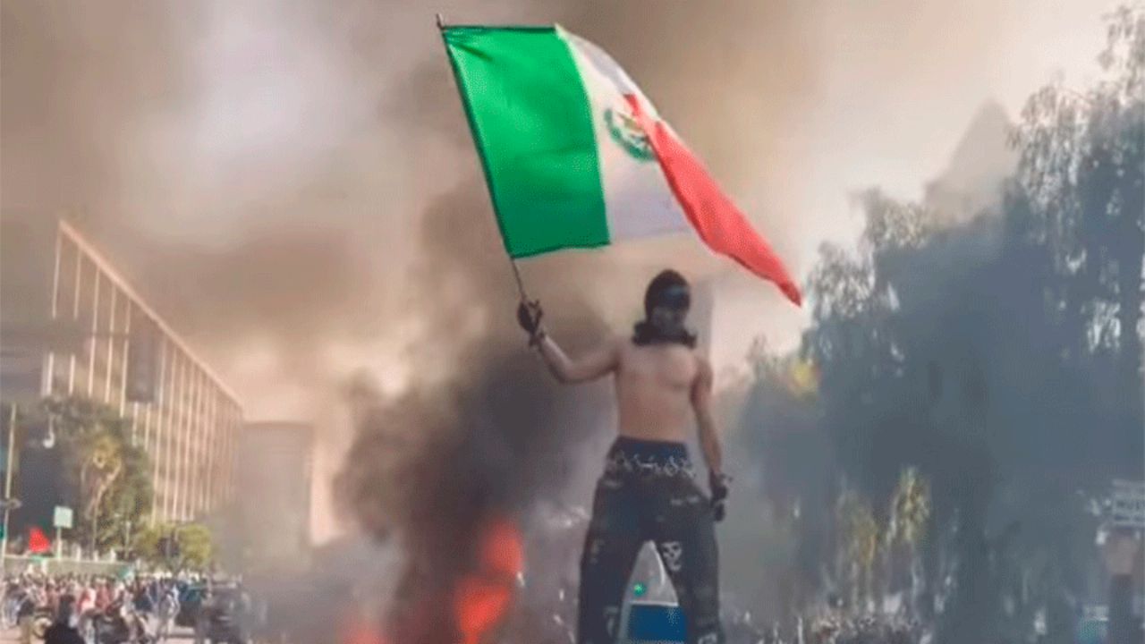 FBI va tras motociclista que lideró protestas con bandera de México en Los Ángeles