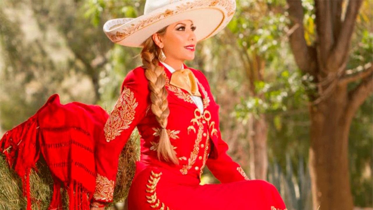 ¿Quién es Deyra Barrera, la amiga de Fernando Valenzuela que falló el Himno en la WWE?