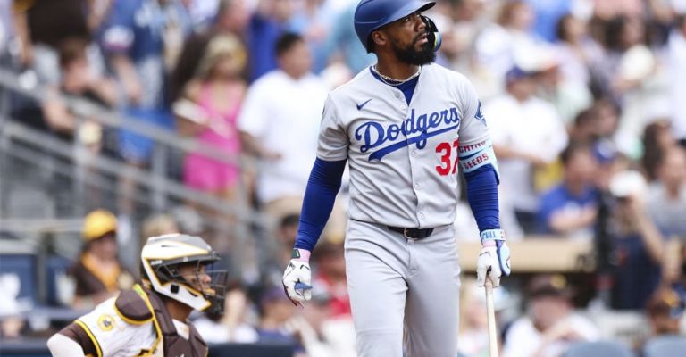 Teoscar observa el vuelo de la pelota