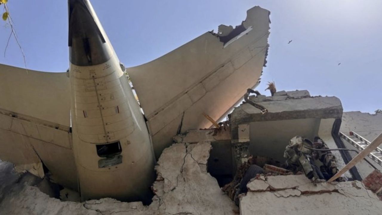 FUERTES VIDEOS: Avión con 242 pasajeros se desploma en India; no habría sobrevivientes