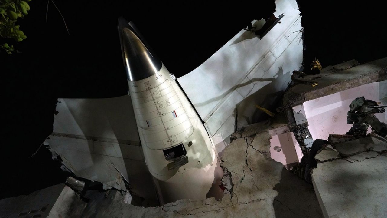 (VIDEO) Accidente aéreo en India: Localizan con vida a un pasajero tras colapso de avión