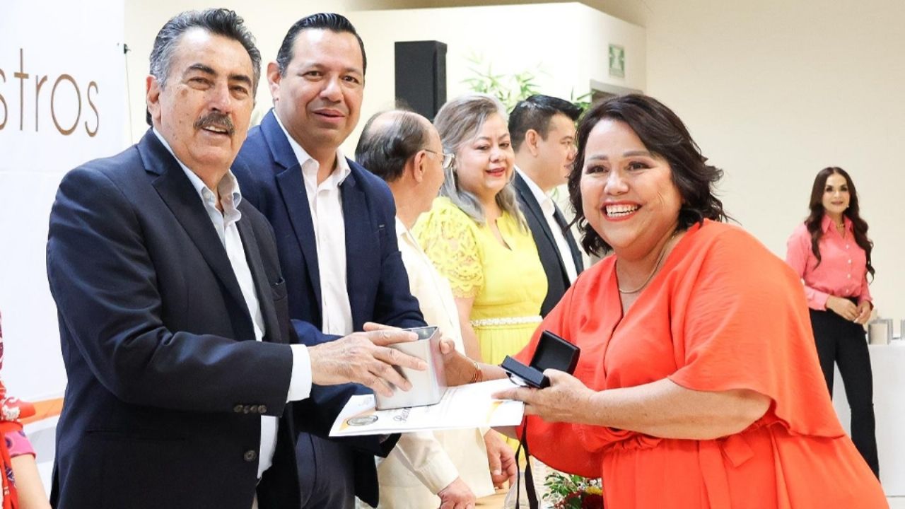 Javier Lamarque, alcalde de Cajeme, reconoce a docentes por sus años de servicio