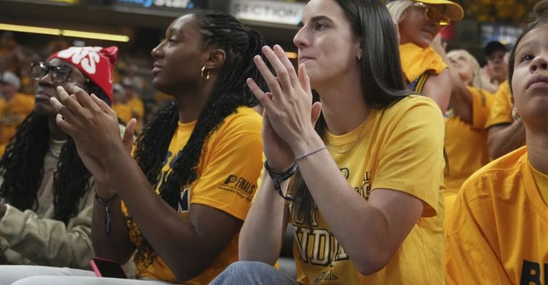 Clark estuvo apoyando a los Pacers en la final