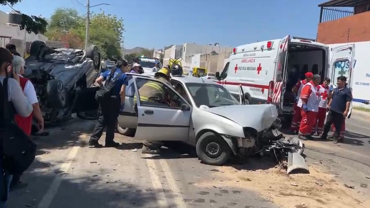 Al menos cinco personas lesionadas deja fuerte choque volcadura al norte de Hermosillo