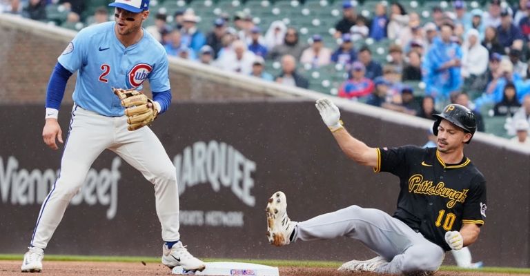 Bryan Reynolds llega quieto a segunda con un doblete