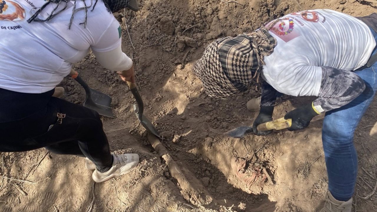 Guerreras Buscadoras de Cajeme localizan restos humanos enterrados en predio baldío