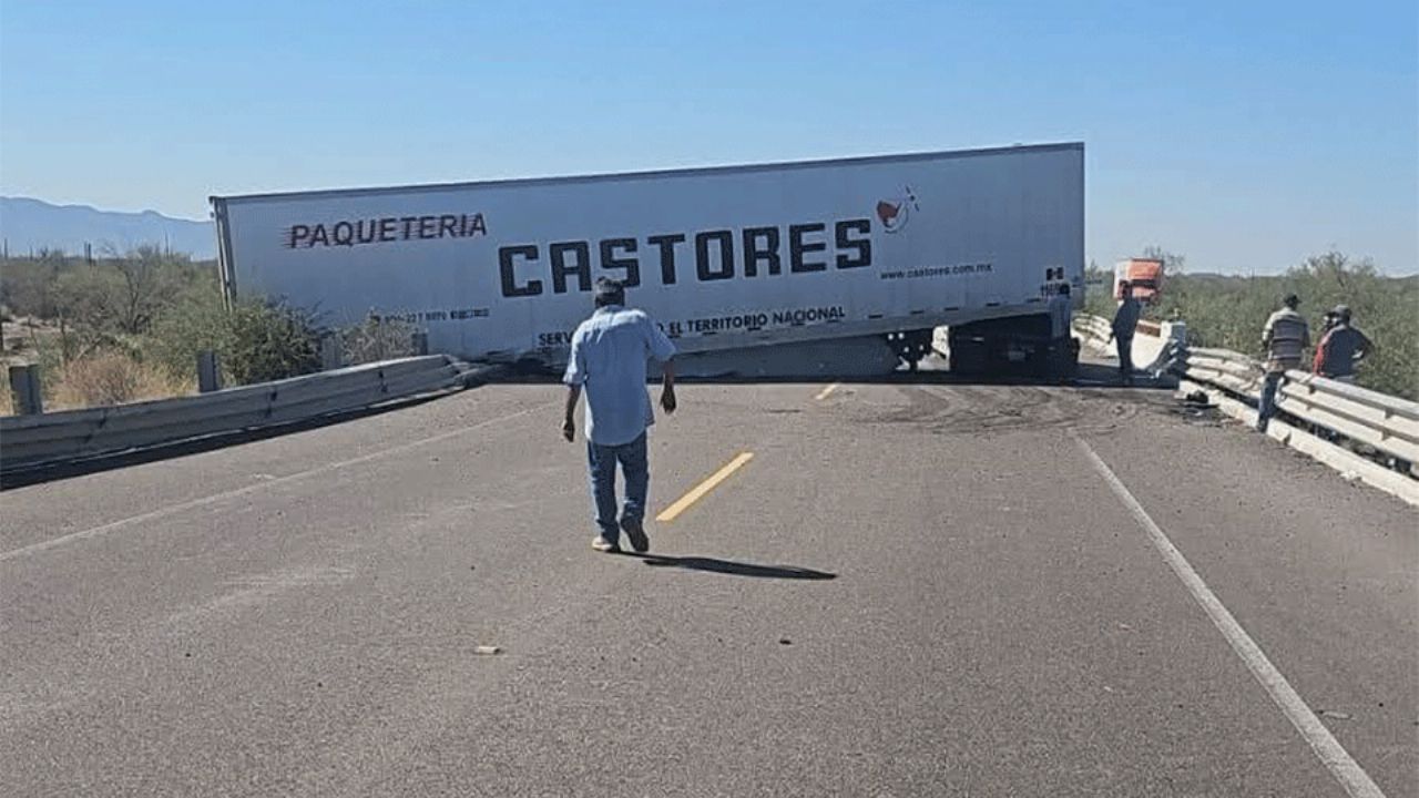 Vuelca tráiler en la carretera Caborca–Sonoyta y causa fuerte congestionamiento