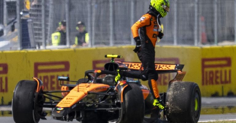 Norris abandona su coche chocado