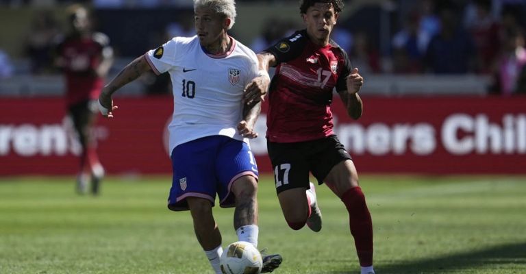 Diego Luna trata de pasar el balón