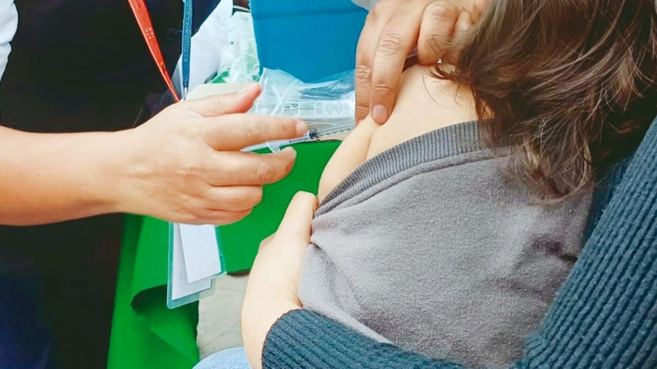 Hermosillenses reciben vacuna contra sarampión; estos son los horarios y lugares