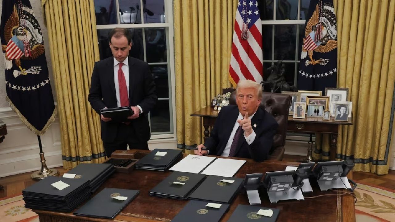 Trump ordena al ICE expandir deportaciones masivas de migrantes a ciudades santuarios