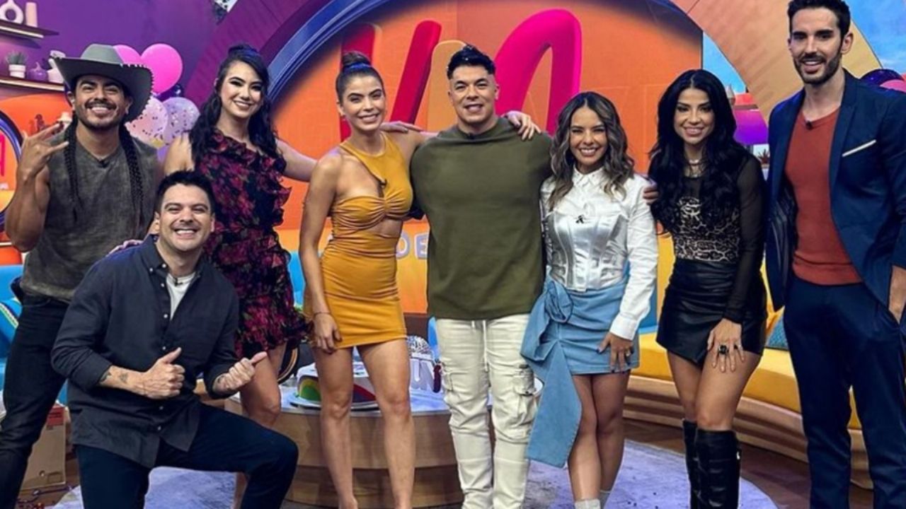 ‘Jefa de RH’ de TV Azteca se presenta en vivo de ‘VLA’; revela despidos y nuevos integrantes