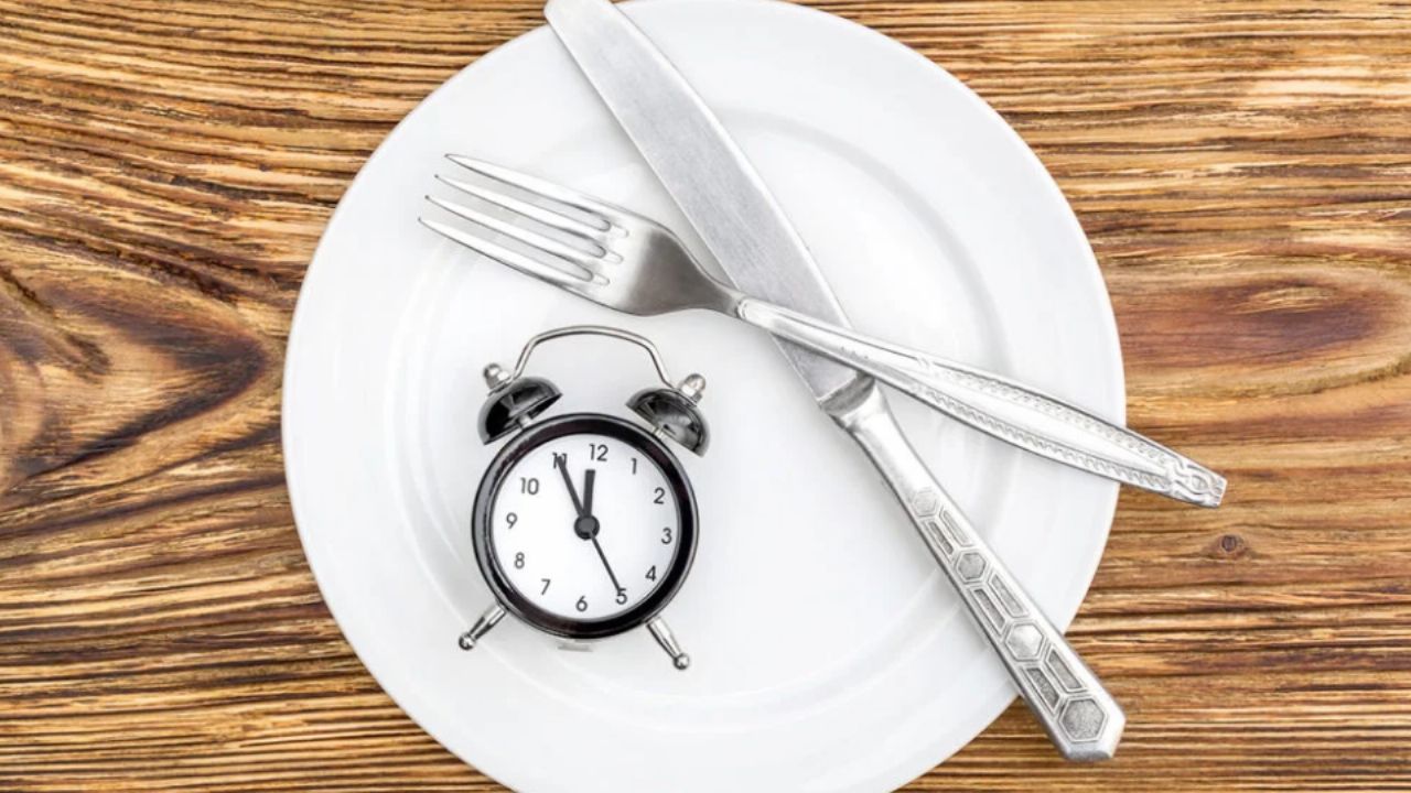 ¿Funciona el ayuno intermitente para bajar de peso? Lo que debes de saber