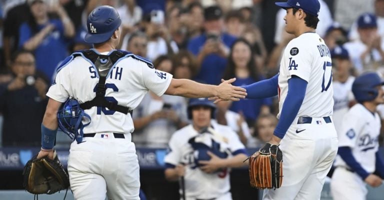 Shohei se saluda con su receptor, Will Smith