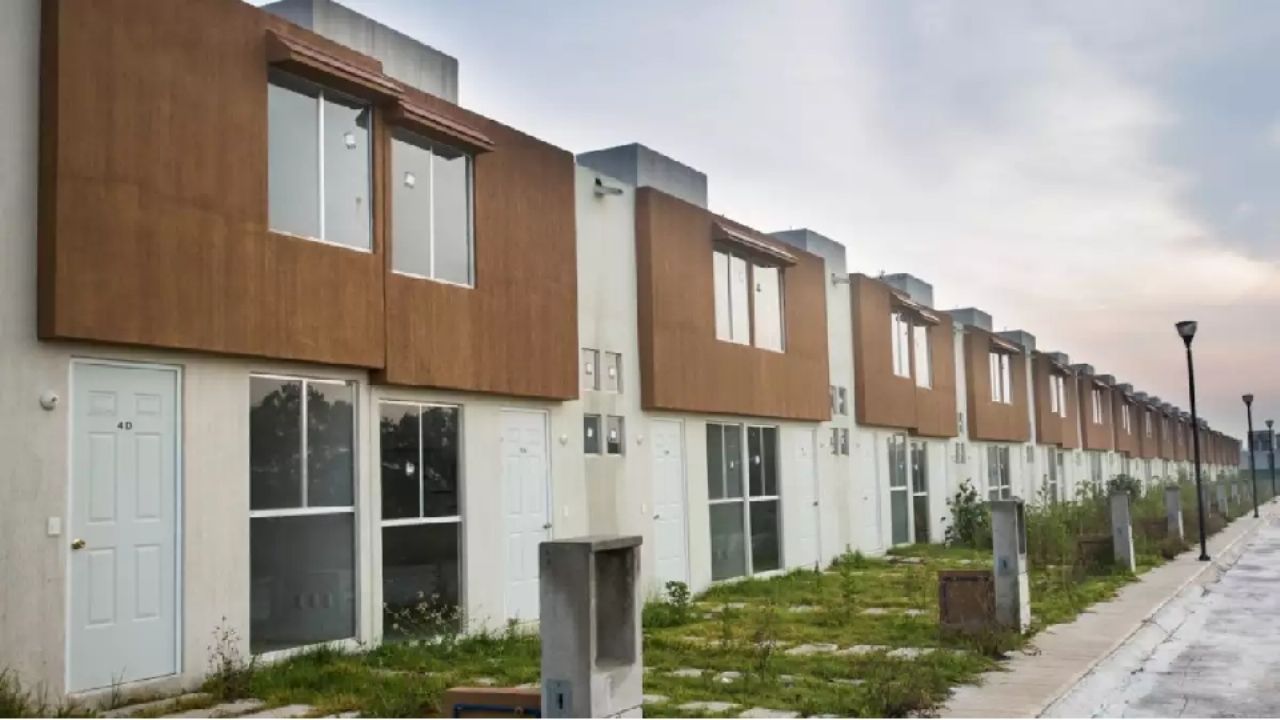 Infonavit propone renta con opción a compra para regularizar viviendas ocupadas ilegalmente