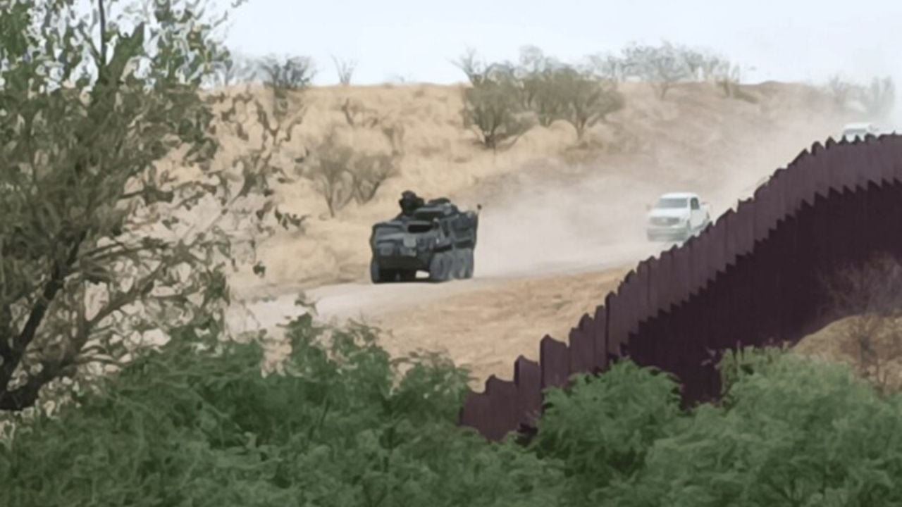 Estados Unidos vigila con vehículos blindados del Ejército la frontera de Nogales