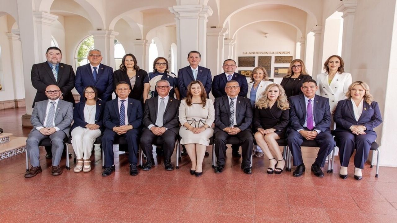 Dena Camarena, nueva rectora de la Unison, toma protesta a su equipo