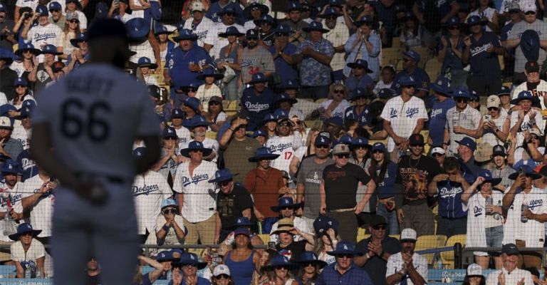 Dodgers es el equipo que más latinos tiene entre su afición