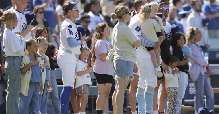 Kiké Hernández es uno de los que apoya a la comunidad latina