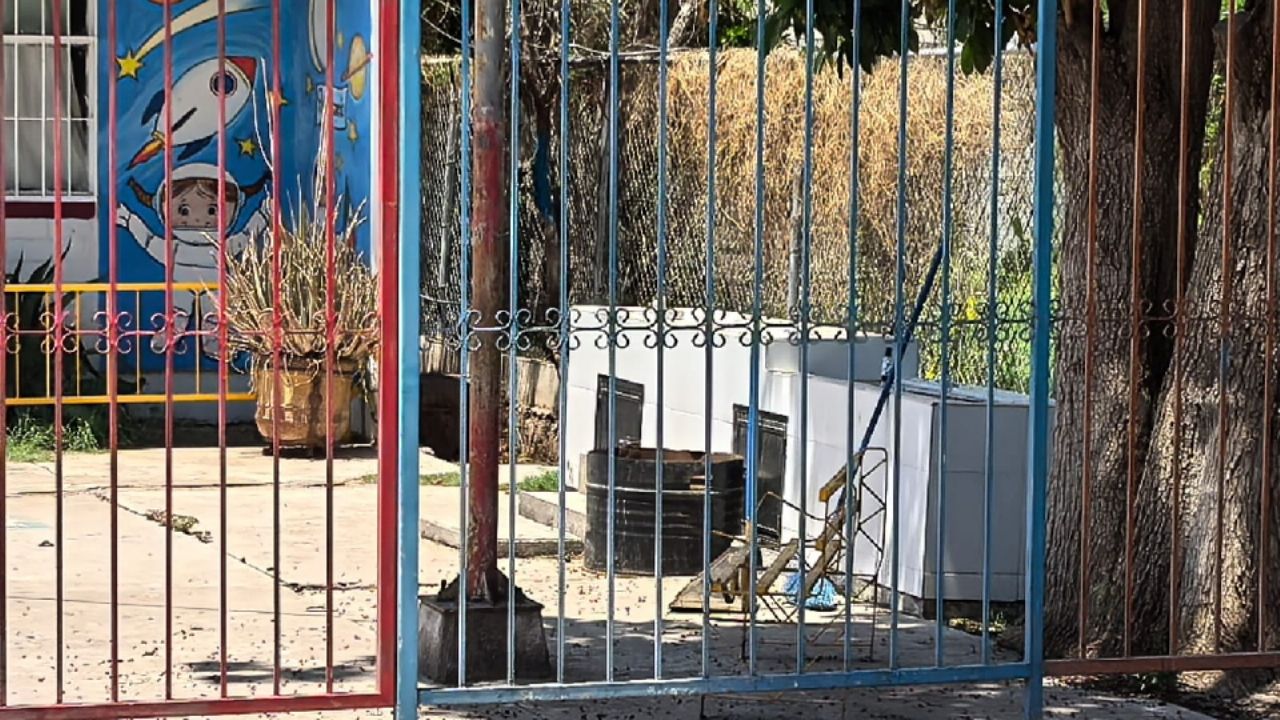 Drenaje colapsado tiene sin clases desde hace dos meses al kínder Hermanos Grimm