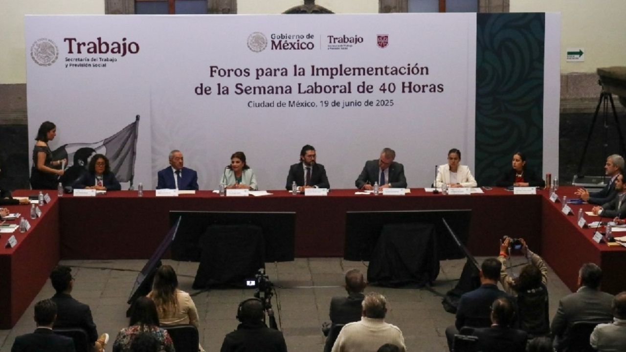 Proponen sindicatos en foro reducción de jornada laboral en dos años de manera gradual