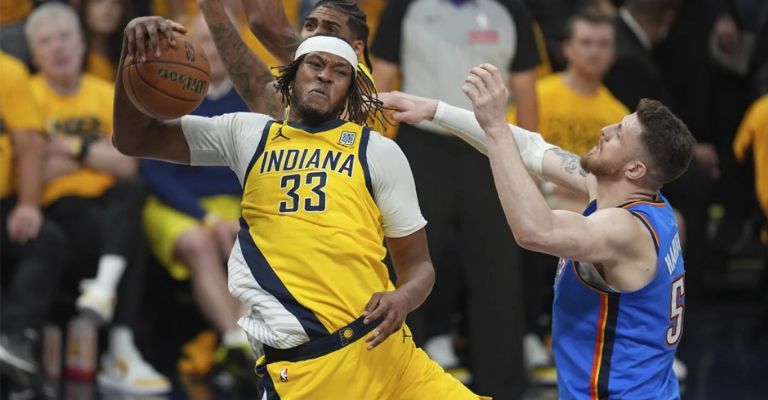 Myles Turner estuvo atento a los rebotes