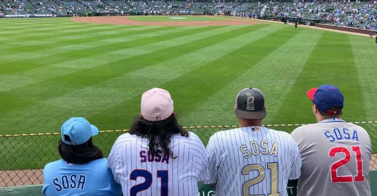 Aficionados esperan por la llegada de su ídolo