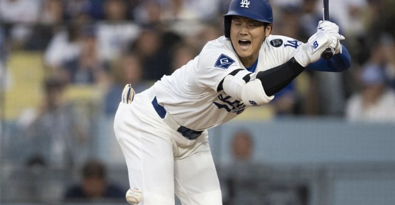 Ohtani también fue víctima de los pelotazos