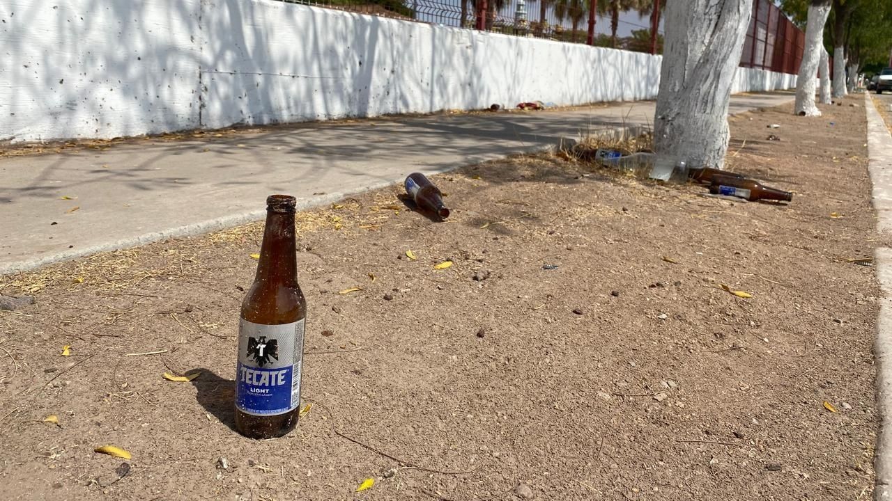 Jóvenes utilizan el Parque Infantil de Navojoa como cantina y pista de carreras