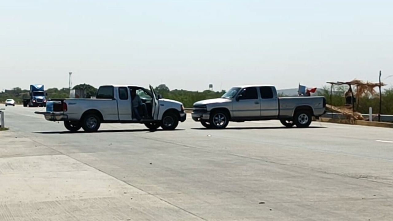 Para exigir solución al desabasto de agua, yaquis cierran carretera en Cajeme