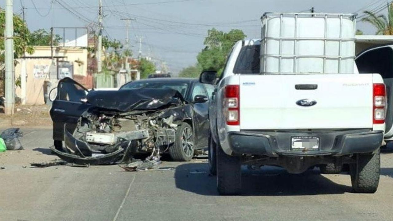 No respeta alto y provoca aparatoso accidente vehicular en Navojoa; hay dos lesionados
