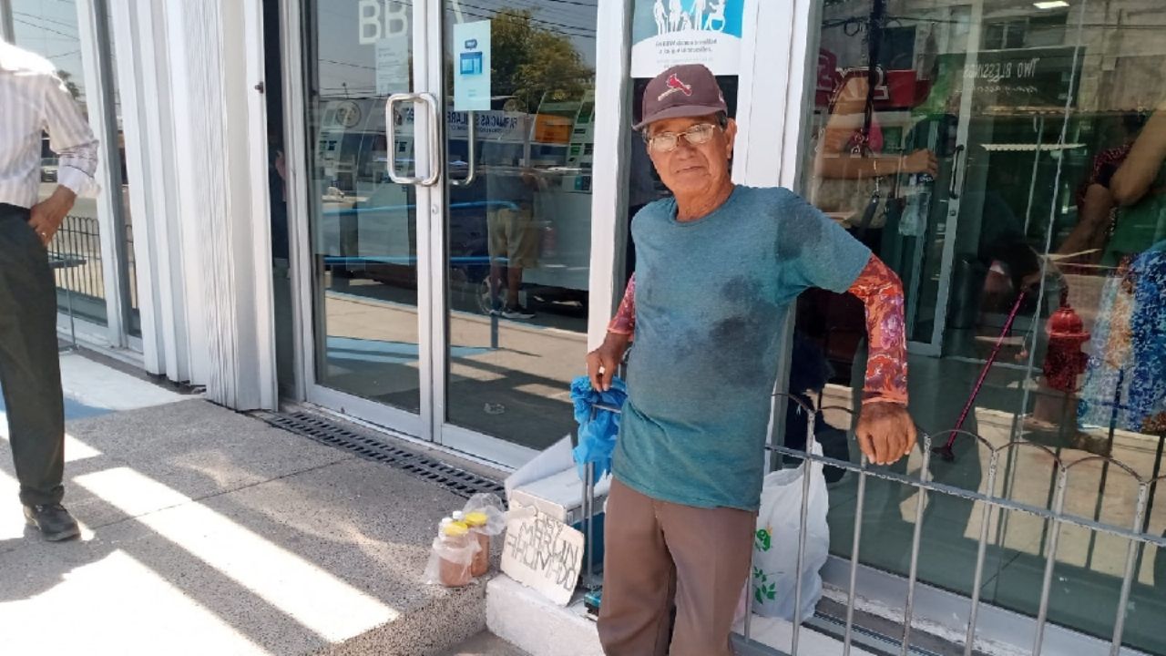 Don Ramón lucha diario para llevar el sustento a su casa a sus 75 años en Empalme