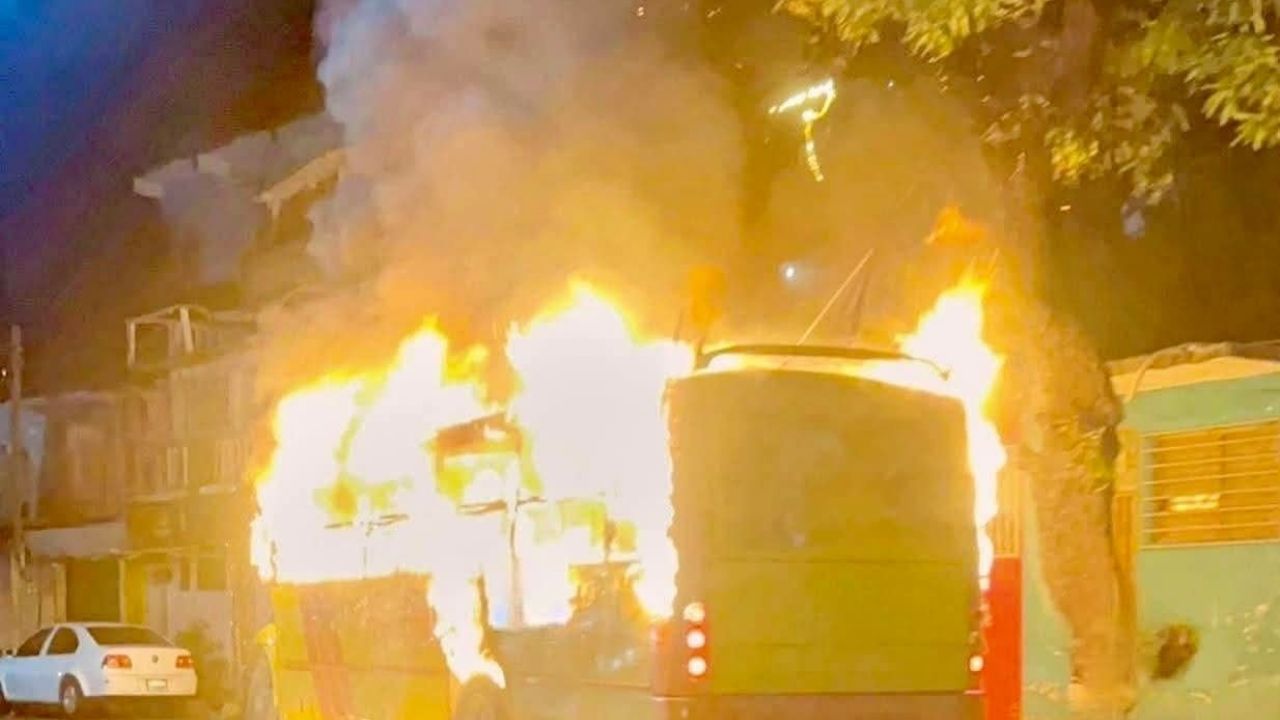 Acapulco: Sicarios incendian camión de transporte público con 5 cuerpos en su interior