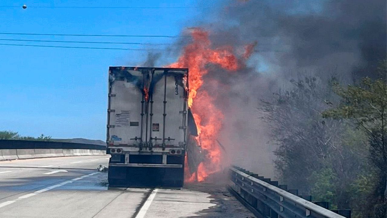 Incendio de tráiler paraliza el tránsito en el libramiento Mazatlán–Villa Unión