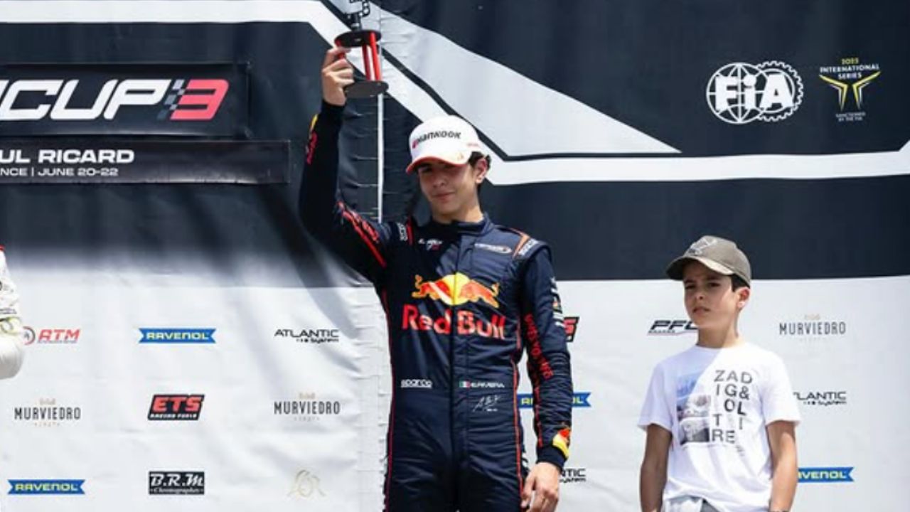 El piloto mexicano Ernesto Rivera sube al podio en el circuito de Paul Ricard