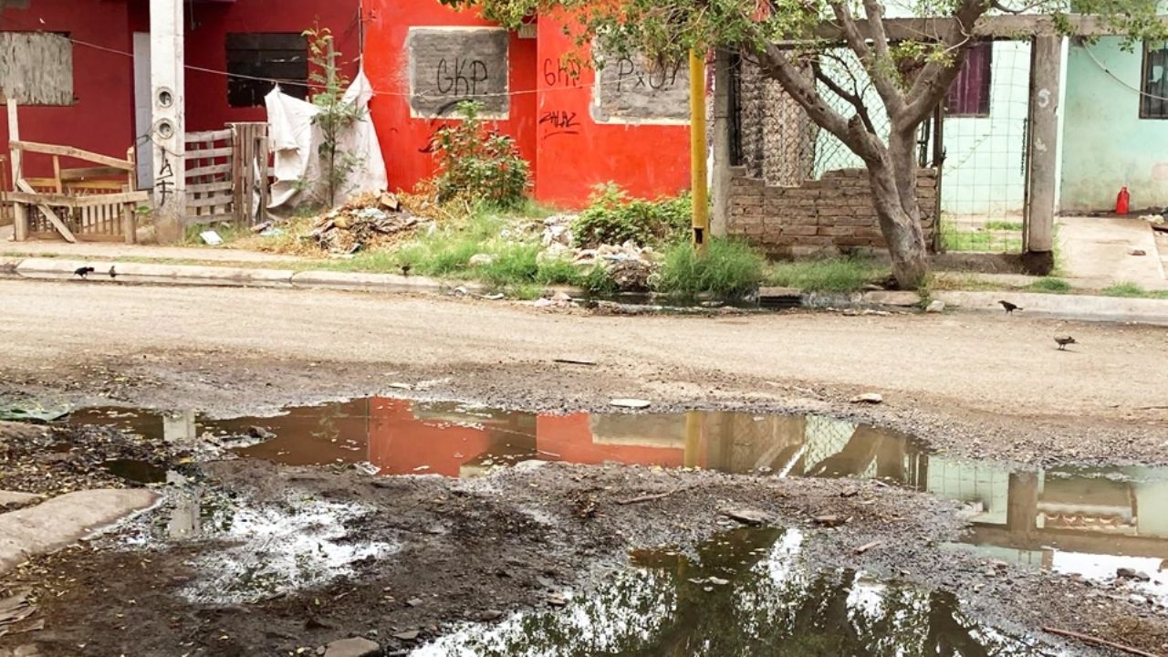 Ciudad Obregón: Padecen de drenajes colapsados y casas abandonadas en Los Ángeles