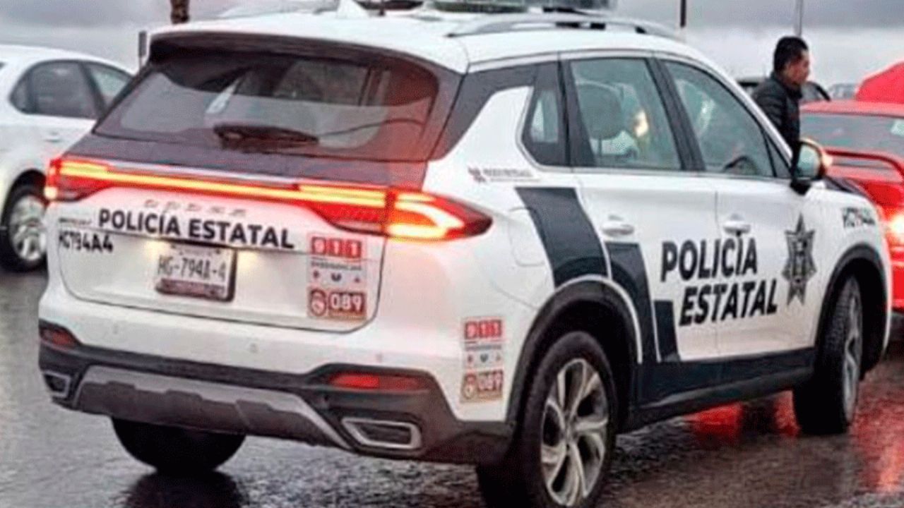 Vuelca vehículo en carretera Huejutla–San Felipe Orizatlán y termina al fondo de un vado