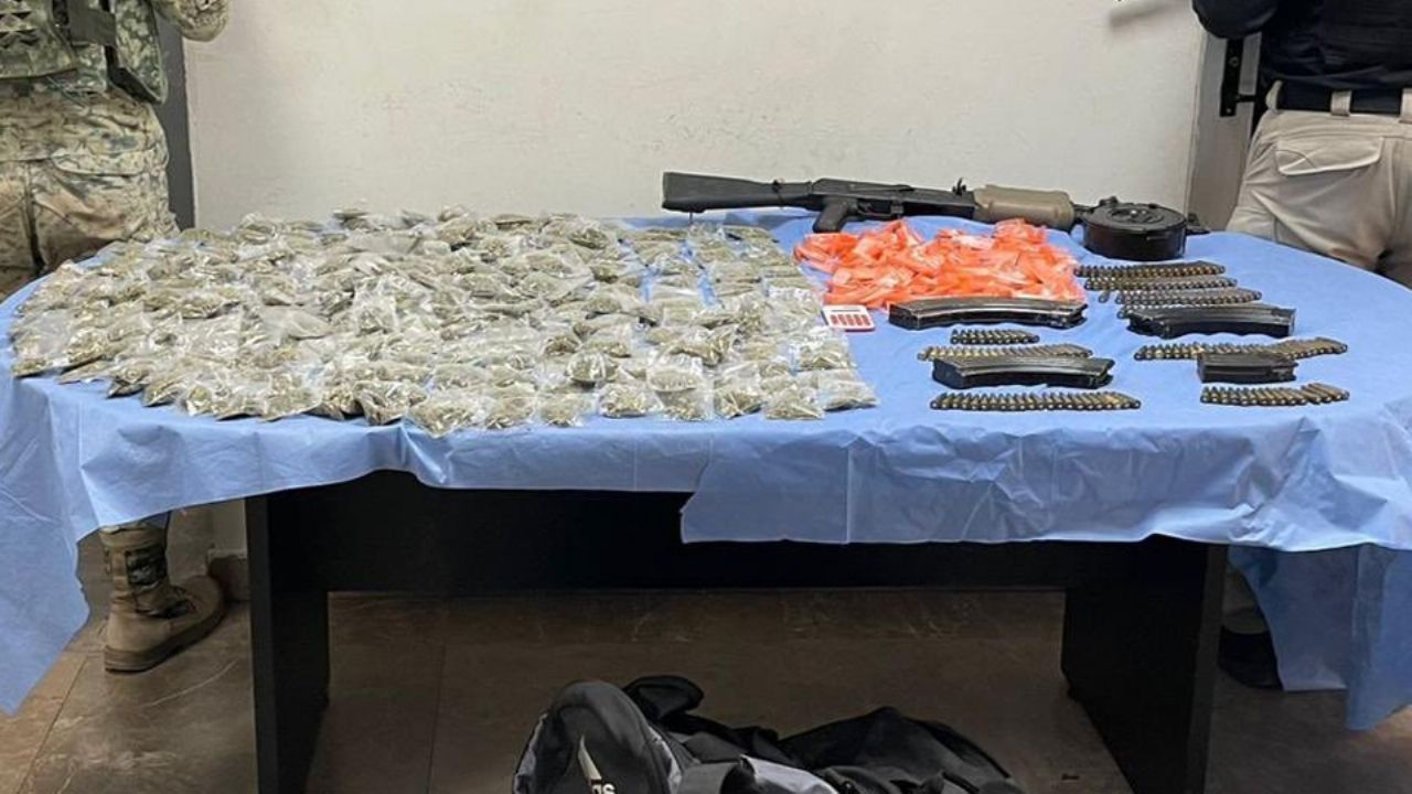 Hallan maleta con 366 dosis de droga, fusil de asalto y equipo táctico en Ciudad Obregón