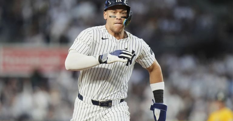 Judge corre a primera, después de pegar de hit