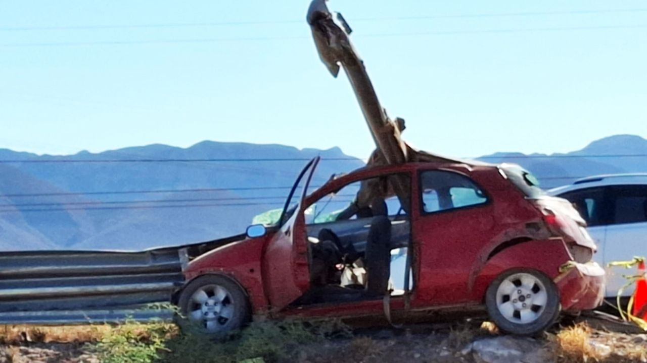 Valla metálica atraviesa vehículo en la carretera Guaymas – Hermosillo; hay un muerto