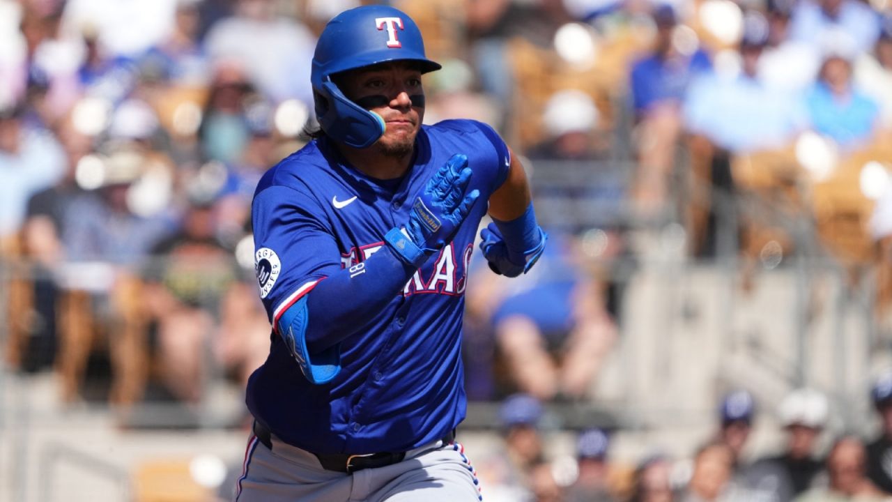 Alejandro Osuna conecta su primer jonrón en el ‘Big Show’ en la victoria de Rangers