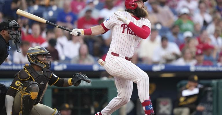 Marsh conecta su palo de vuelta entera