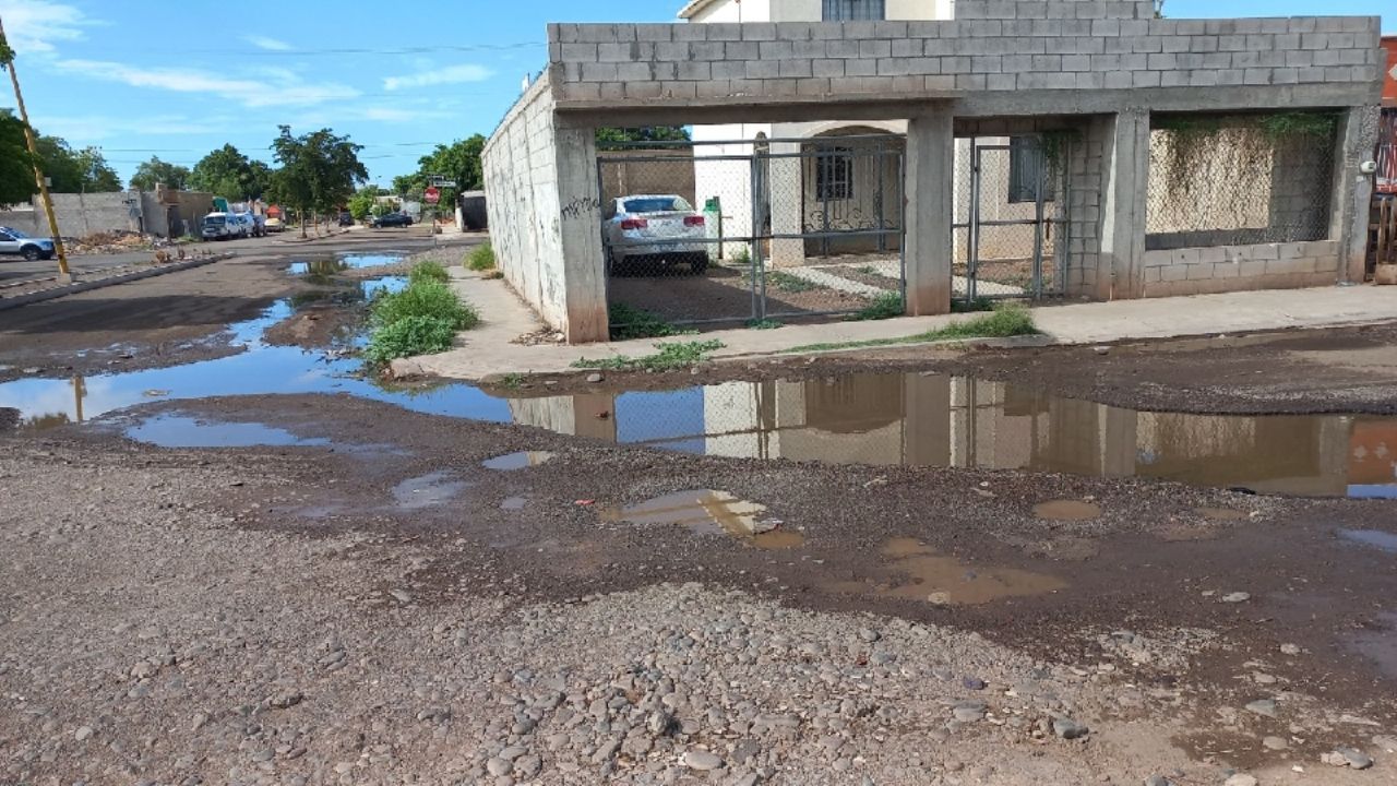 Reportan vecinos de fraccionamiento San Rafael drenajes colapsados en Ciudad Obregón
