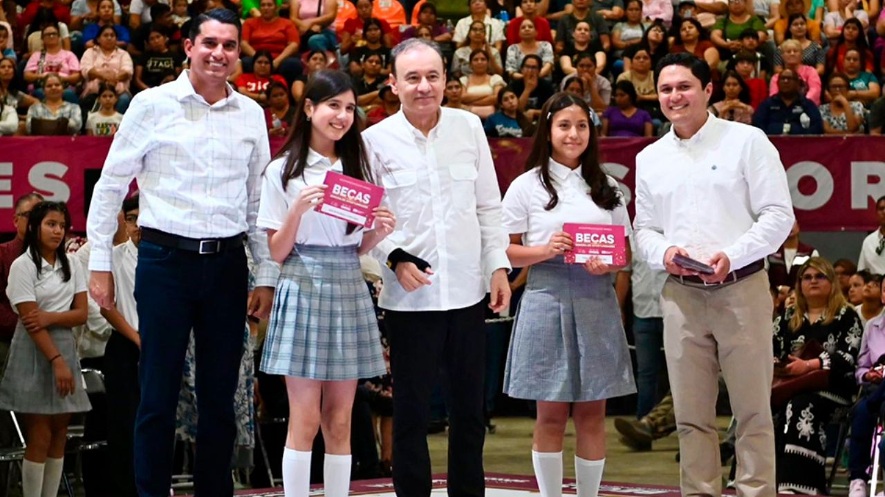 Con ‘Sonora de Oportunidades’, Durazo entrega 7 mil becas a estudiantes de Hermosillo